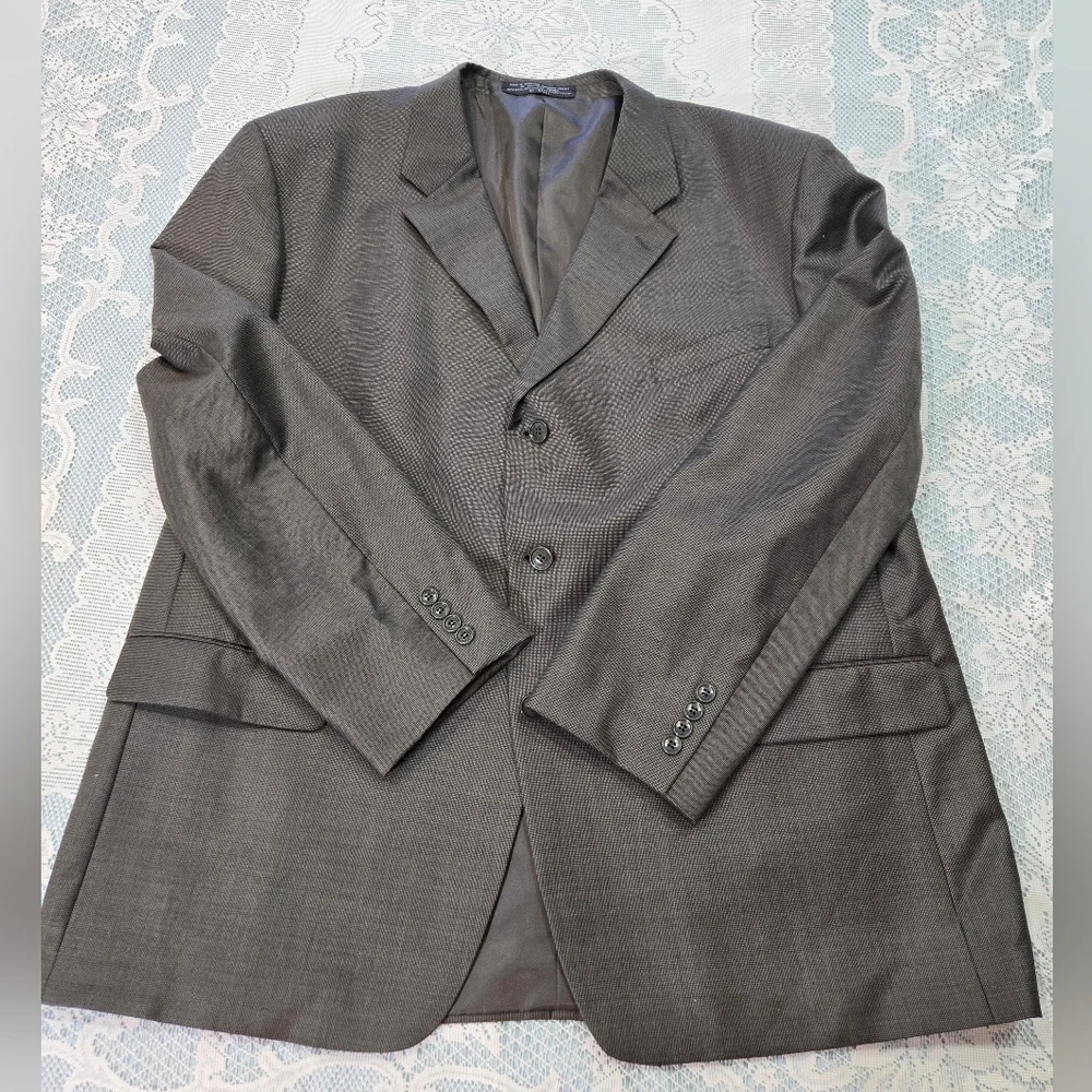 Roger's Aristocrat 86% Wool Vintage Men Blazer.  Measurements are in Pictures.